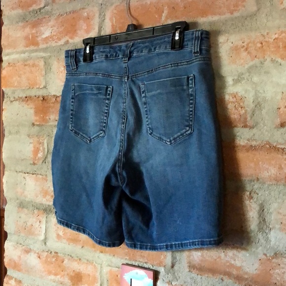 Distressed jeans shorts - Picture 2 of 4